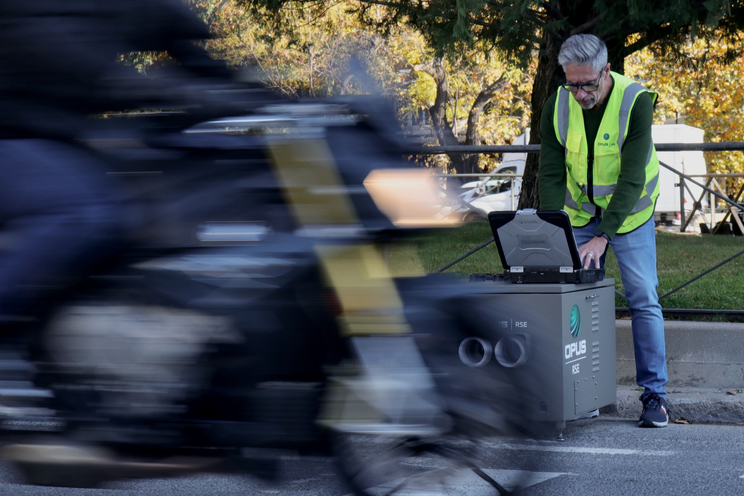 OPUS RS worker working in the portable remote sensing booth on a road in Madrid.