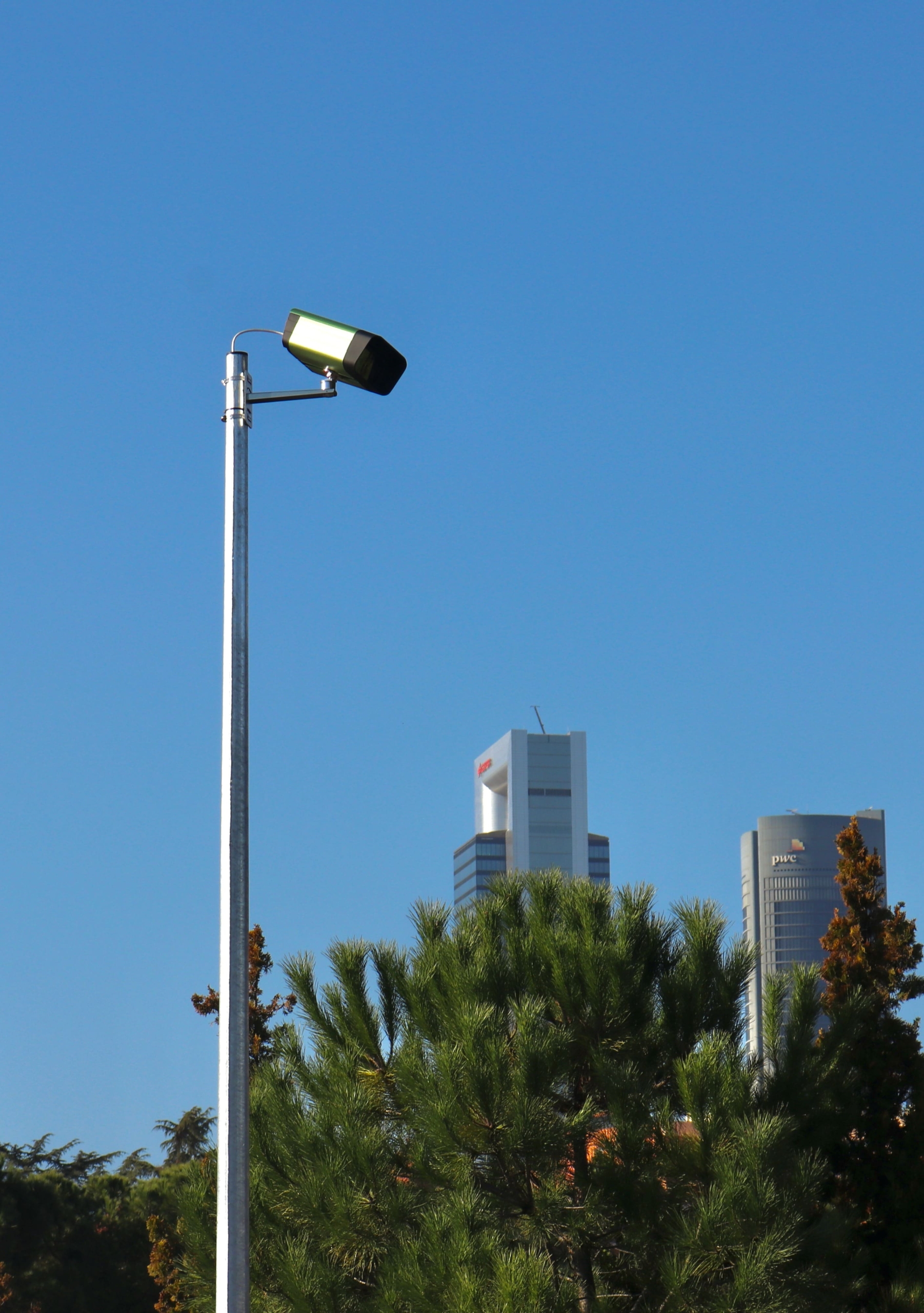 Camera on Madrid's m30 that analyzes cars