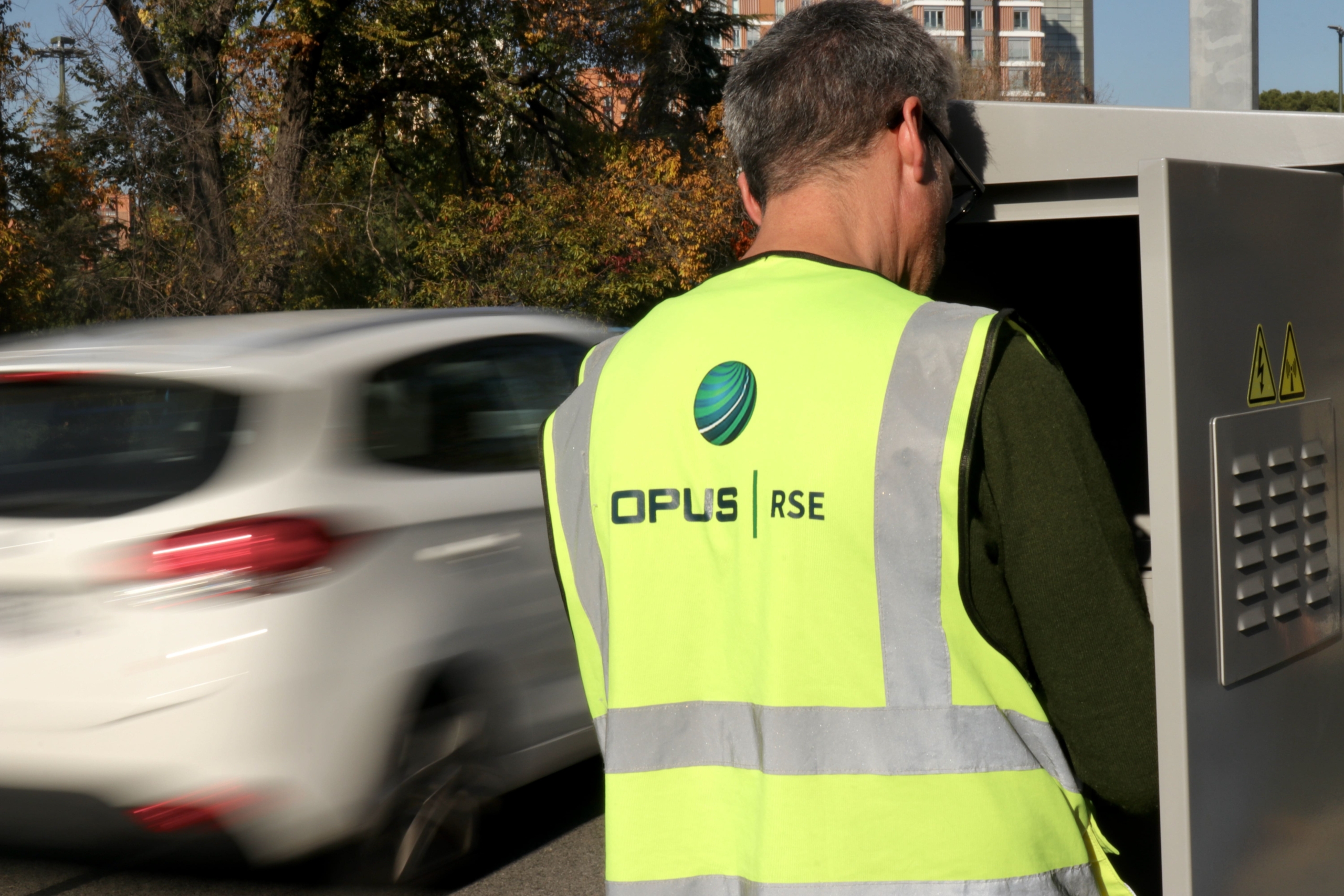 OPUS RS worker working in the fixed remote sensing booth on the m30 in madrid.