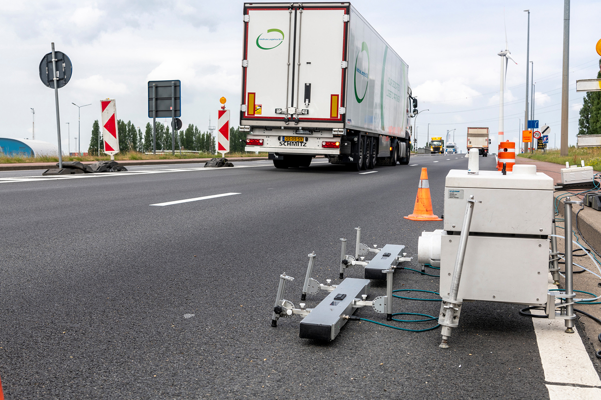Police monitoring as trucks undergo emissions analysis with Opus RSD in Antwerp, achieving a 25x increase in detecting tampered vehicles