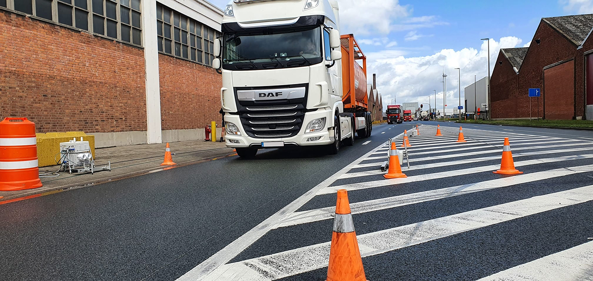 Police monitoring as trucks undergo emissions analysis with Opus RSD in Antwerp, achieving a 25x increase in detecting tampered vehicles