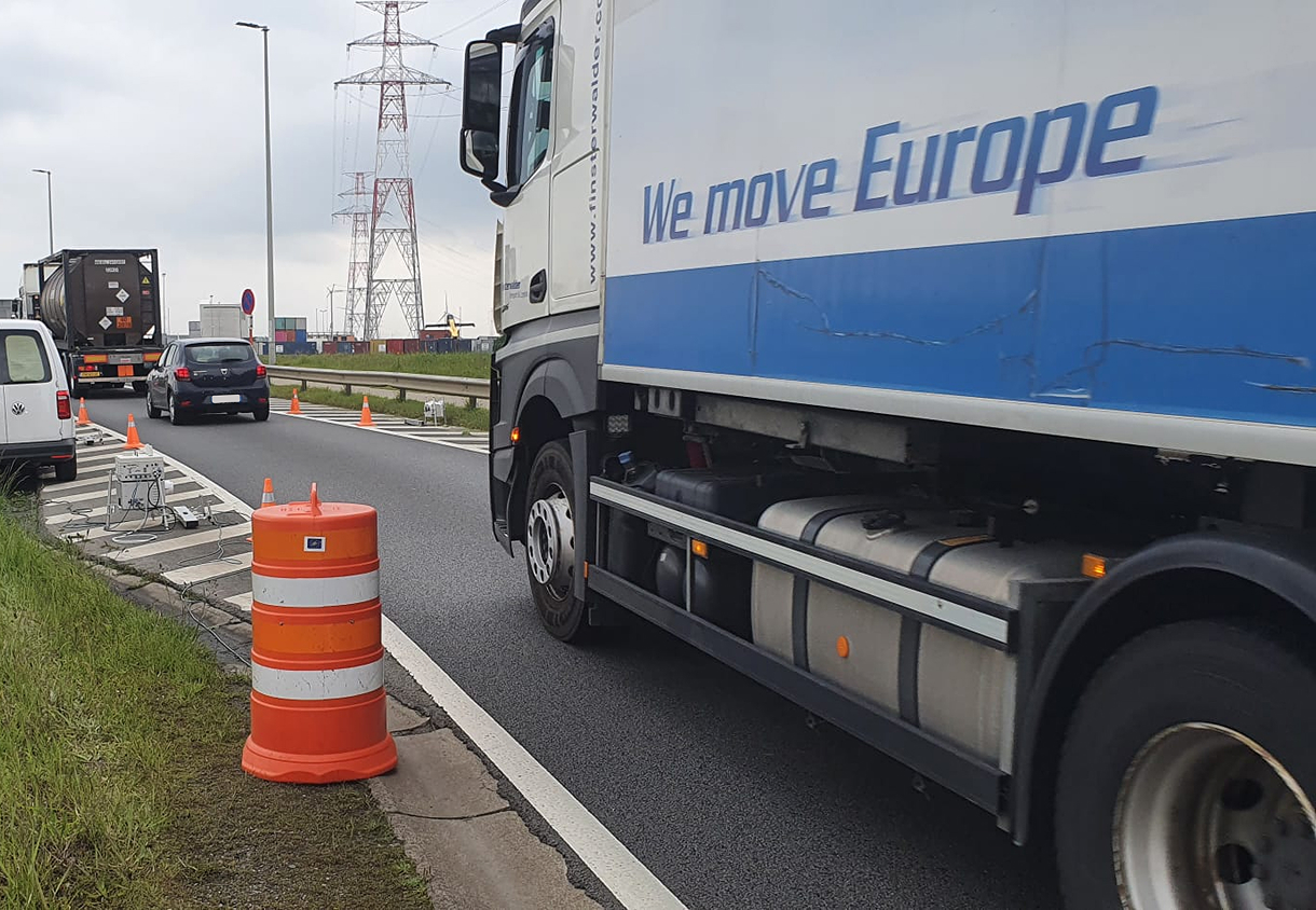 Police monitoring as trucks undergo emissions analysis with Opus RSD in Antwerp, achieving a 25x increase in detecting tampered vehicles