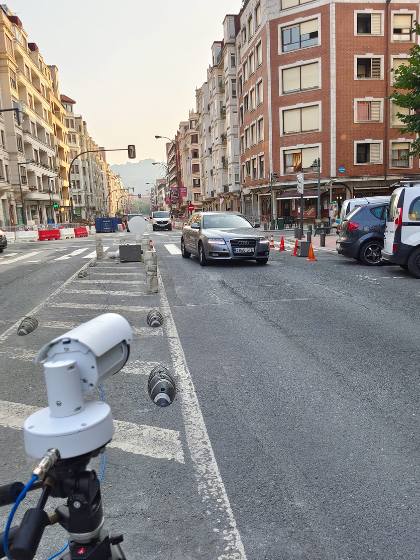 RSD portable in the center of bilbao while a car is passing in front of it