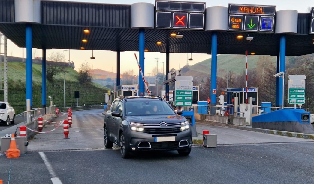 A car passing in front of the opus remote sensing device at the toll between Beasain and Bergara.